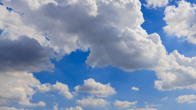 Photo lumière dans les nuages dans le ciel bleu nuages du ciel beau mouvement des nuages dans le ciel