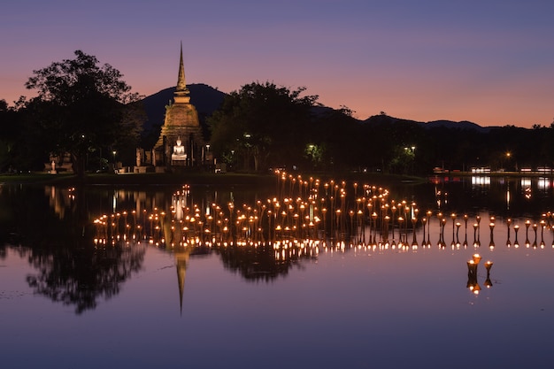 lumière dans la statue de Bouddha dans le festival de Loy Kratong, parc historique de Sukhothai, Thaïlande