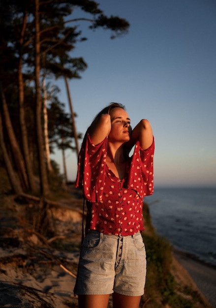 La lumière dorée la fille dorée