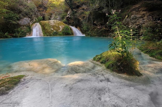 Lumière douce dans la rivière Urederra