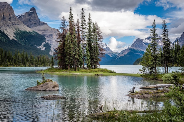 Lumière douce sur l'enchanteresse Spirit Island sur le lac Maligne dans le parc national Jasper