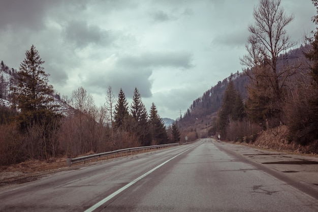 Lumière dramatique de route de montagne