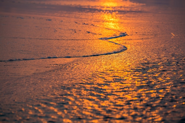 lumière du coucher du soleil sur la mer