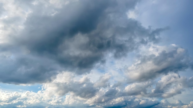 Photo lumière du jour naturelle et nuages blancs flottant sur le ciel bleu