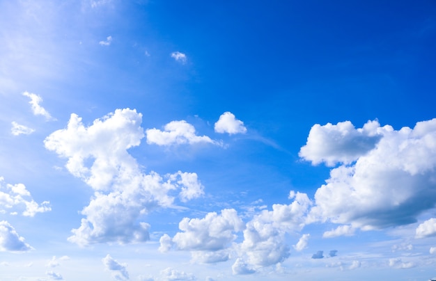 La lumière du jour et les nuages ​​dans le ciel bleu