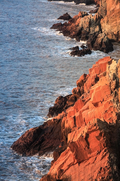 La lumière du lever du soleil à faible angle qui brille sur le rocher du récif