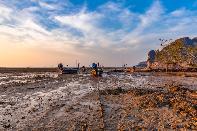 Lumière du matin sur une jetée à Krabi, Thaïlande