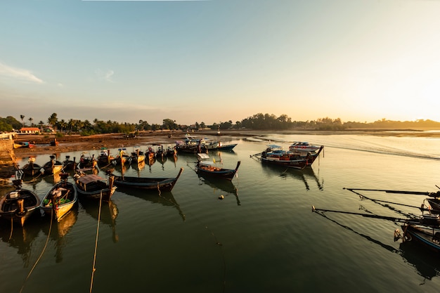 Lumière du matin sur une jetée à Krabi, Thaïlande