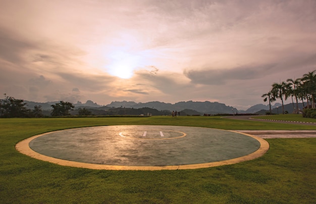 Lumière du matin, lumière du soir au barrage de Ratchaprapha dans la province de Surat Thani, Thaïlande