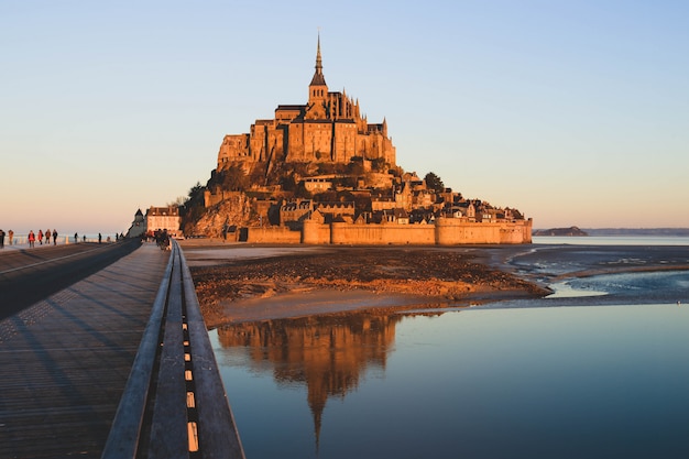 Lumière du matin sur le Mont Saint Michel et son reflet en Normandie