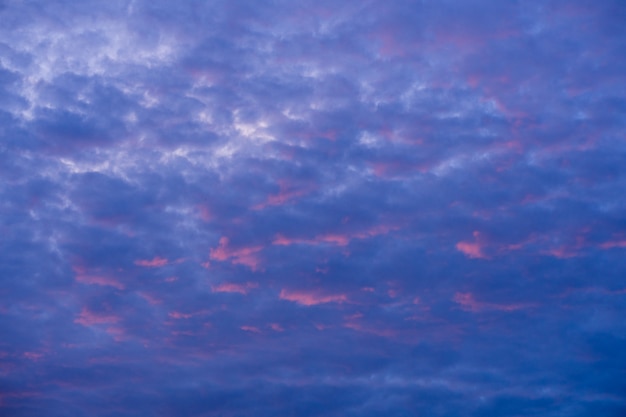 Lumière du matin près du soleil, mais pas de soleil.