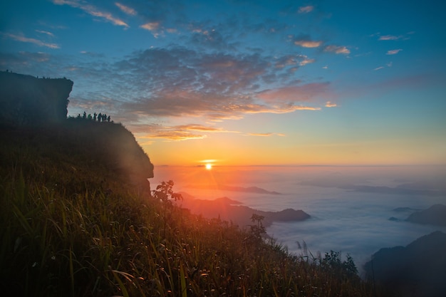 La lumière du matin et le soleil brille au sommet des collines.