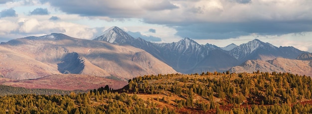 Lumière du soir dans les montagnes panoramique