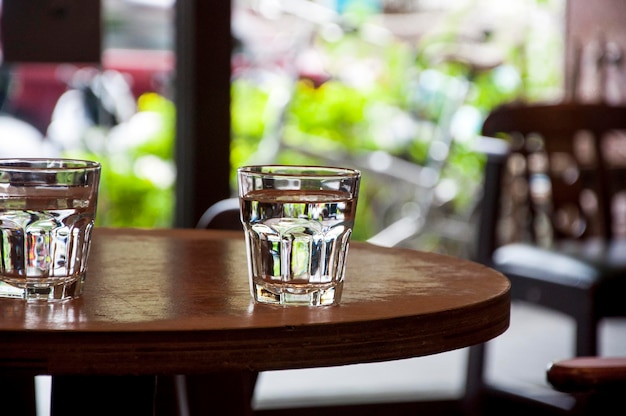 La lumière du soleil de l'après-midi par la fenêtre sur la tasse d'eau de la table basse