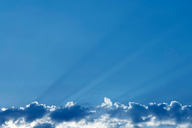 Lumière du soleil dans les nuages de pluie