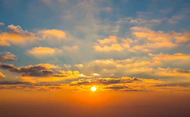 La lumière du soleil du matin brille avec un fond bleu nuageux.