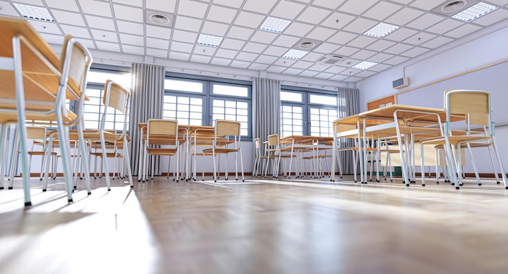Photo la lumière du soleil éclaire une salle de classe vide avec des bureaux et des chaises en bois.