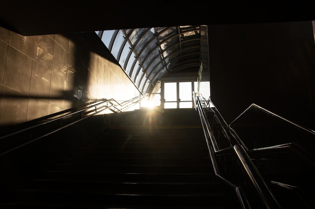 La lumière du soleil sur un escalier sombre se bouchent