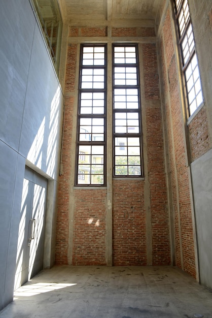 Lumière du soleil de la fenêtre sur les murs et le sol en ciment à l'intérieur de l'ancien bâtiment