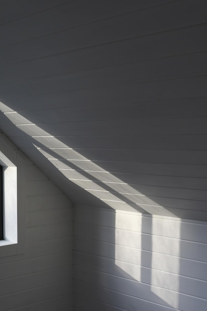 Lumière du soleil sur le fond de mur en bois blanc avec des ombres de la fenêtre Texture et motif