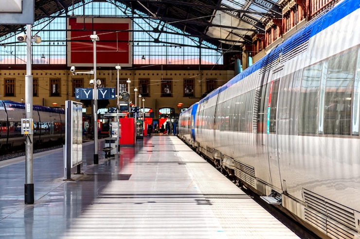 Photo la lumière du soleil qui tombe sur le train à la gare de marseille-saint-charles