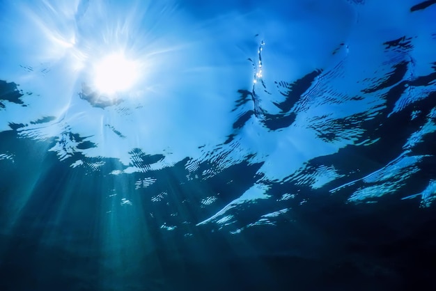 La lumière du soleil sous-marine à travers la surface de l'eau, fond sous-marin