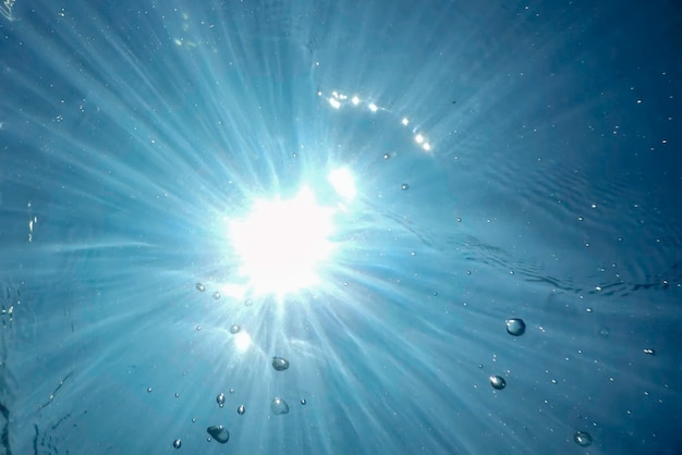 La lumière du soleil sous-marine à travers la surface de l'eau, fond sous-marin