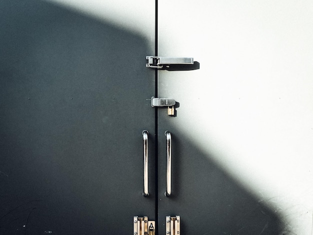 La lumière du soleil tombant sur la porte grise verrouillée