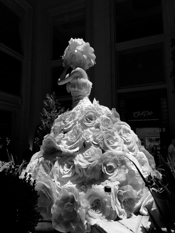 Photo la lumière du soleil tombant sur la sculpture en ville