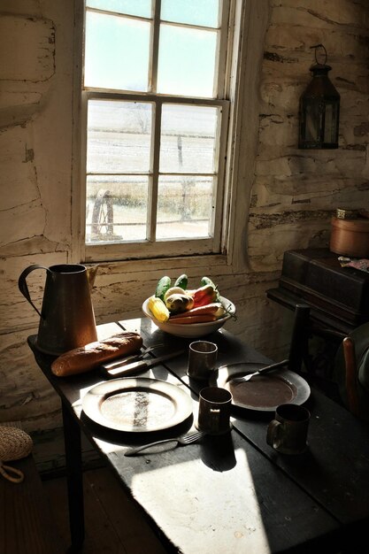 La lumière du soleil tombant sur la table à manger par la fenêtre