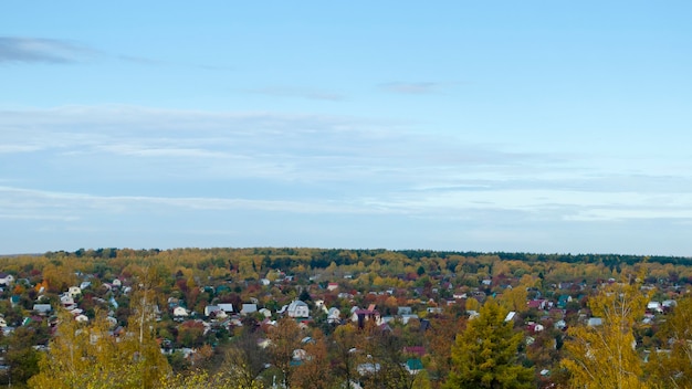 Photo la lumière du soleil tombe à plat en russie avec la campagne et le beau ciel