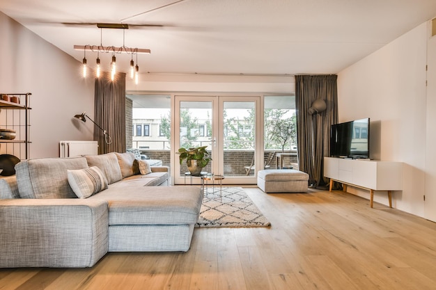 La lumière du soleil tombe sur le sol en bois dur à la maison