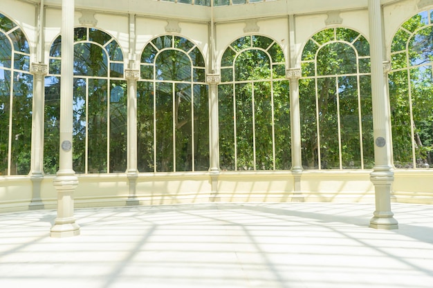 La lumière du soleil à travers les natures de verre embrasse Marvel à l'icône scintillante de Madrid au milieu d'une verdure tranquille