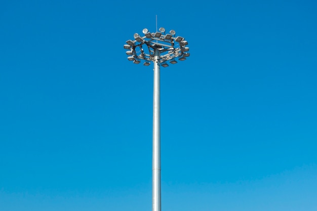 Lumière du stade sur le ciel bleu