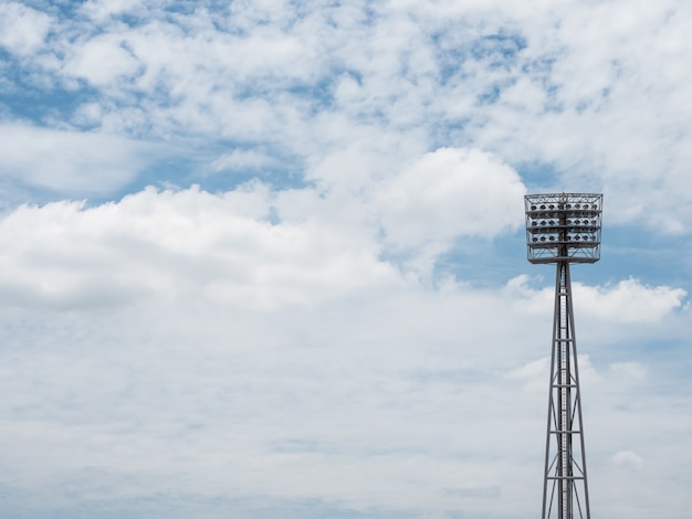 Lumière du stade avec fond de ciel bleu