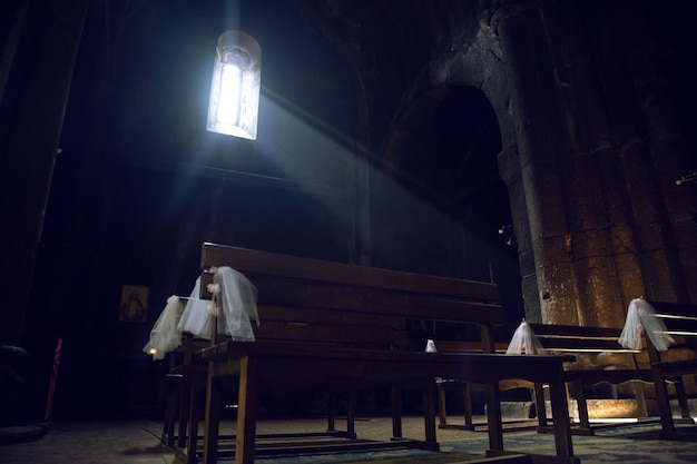 La lumière entre dans l'église