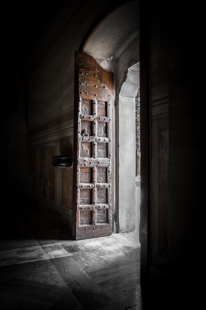 La lumière entre par la porte dans l'ancienne église moment paisible