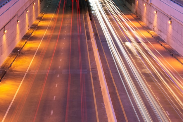 La lumière forme une voiture et un tunnel