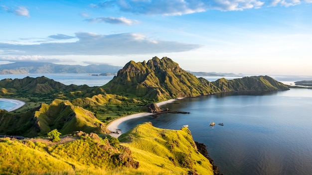 Lumière matinale sur l&#39;île Padar, parc national de Komodo