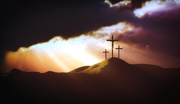 Lumière et nuages sur la colline du Golgotha La mort et la résurrection de Jésus-Christ et la Sainte Croix