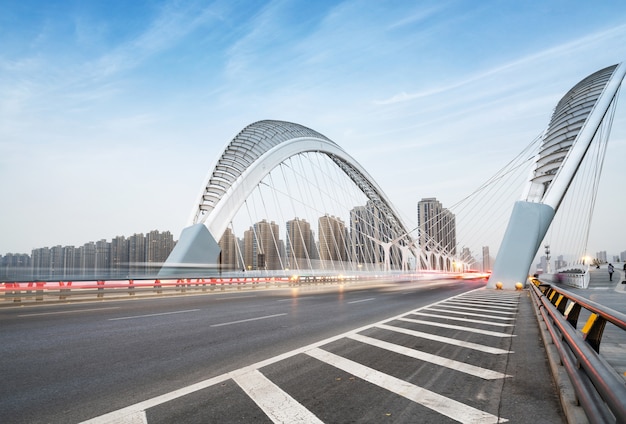 La lumière et l'ombre des voitures sur les ponts et les autoroutes la nuit