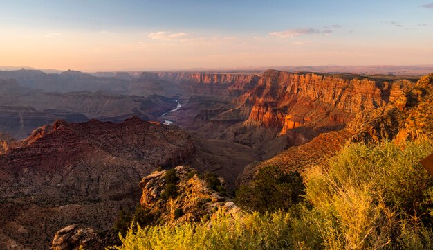 La lumière et les ombres tombent sur les crêtes et les buttes du Grand Canyon