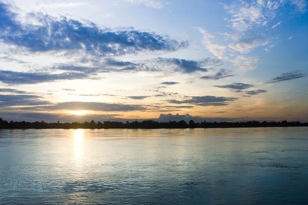 Lumière d&#39;or sur le soleil avec la lumière sur la river.Idyllic Wallpaper