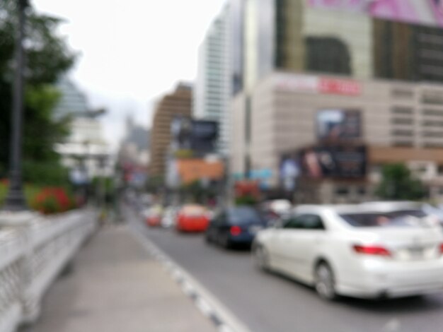 Lumière de photo floue de voiture de circulation dans la rue