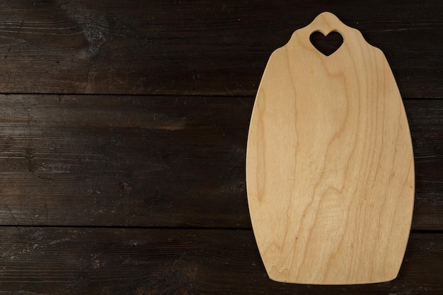 Lumière de planche de bois faite à la main sur une table en bois sombre