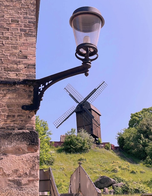 Une lumière sur un poteau avec un moulin à vent au sommet