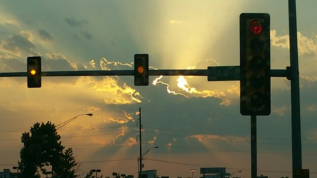 Photo la lumière de la rue contre le ciel nuageux