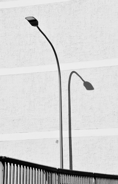 Lumière de rue dans la ville contre le mur