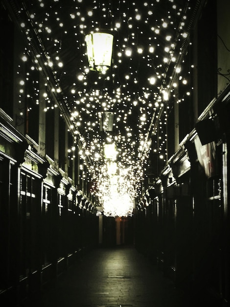 Photo lumière de rue éclairée la nuit