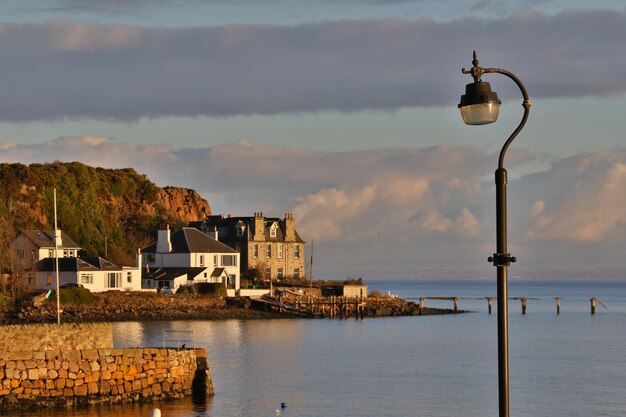 Lumière de rue éclairée par la mer contre le ciel